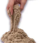 Spin Master Παιχνίδι Κατασκευών με Άμμο Kinetic Sand The Original Moldable Sensory Play Sand Brown για Παιδιά 3+ Ετών 6053516