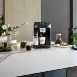 De'Longhi Magnifica Plus Αυτόματη Μηχανή Espresso 1450W Πίεσης 15bar για Cappuccino με Μύλο Άλεσης Μαύρη