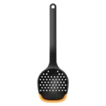 Fiskars Ρηχή Κουτάλα Ξαφρίσματος Τρυπητή Πλαστική Μαύρη 30cm 1027302